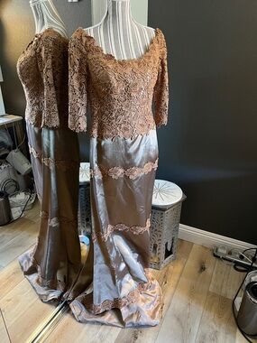 1 hour sale. Helen Morley, size 4, Copper-Tone Lace Appliqué Evening Gown, train